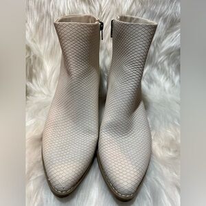 Universal Thread White Ankle Booties with Textured Design